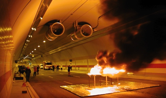 Karmaşık Yol Tüneli Yangınlarında Duman Kontrol Sistemi Hakkında Deneysel Araştırma