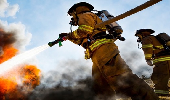 İtfaiyecilerin Yangında Kullandıkları Pompalar İtfaiyecilerin Yangında Kullandıkları Pompalar