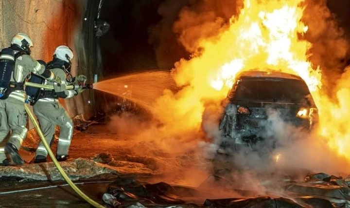 İtfaiyecilerin Elektrikli Araç Yangını Operasyonlarını Planlanması İtfaiyecilerin Elektrikli Araç Yangını Operasyonlarını Planlanması