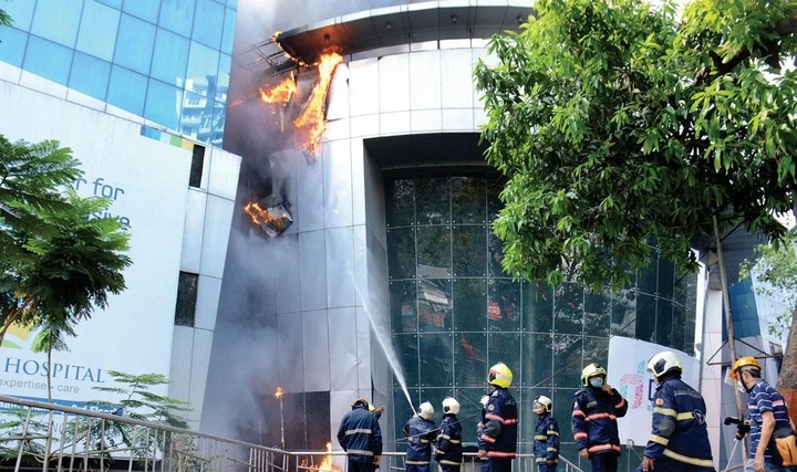 Kamuya Açık Binalarda Yangın Güvenliği Üzerinden Sismik Koruma Eksikliği Üzerine Teknik Bir Değerlendirme class=