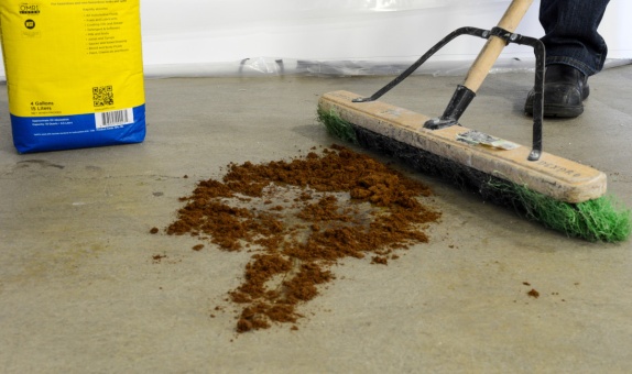 Brady'den Tüm Zeminlere Uygun Tek Bir Döküntü Temizleme Çözümü Brady'den Tüm Zeminlere Uygun Tek Bir Döküntü Temizleme Çözümü