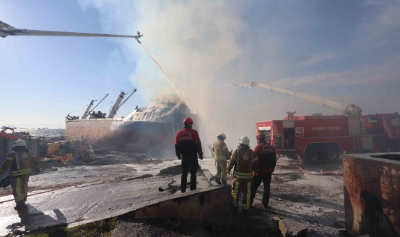Kartal Belediyesi'nden Gemi Yangınını Söndürme Çalışmalarına Destek
