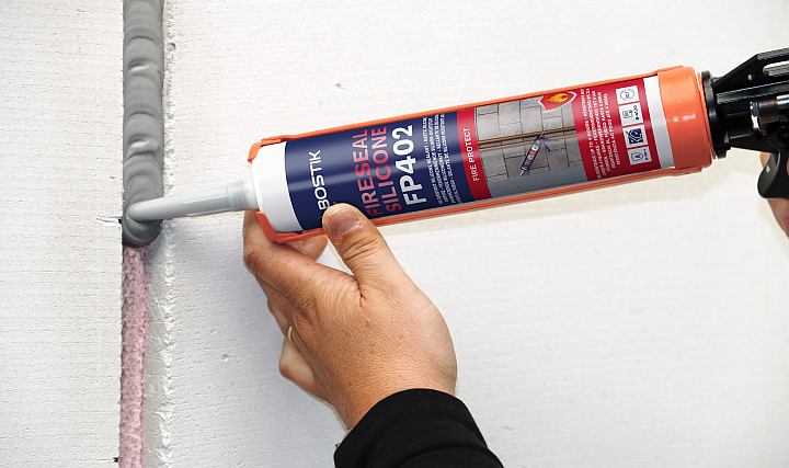 Yangına Geçit Vermeyen Güçlü Koruma: Bostik FP402 FireSeal Silicone class=
