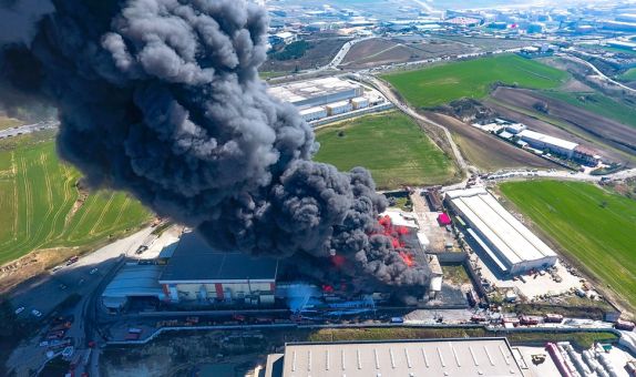 Fabrika Yangınlarını Önlemek için Endüstriyel Yangın Önlemleri ve Kamusal Denetim Şart Fabrika Yangınlarını Önlemek için Endüstriyel Yangın Önlemleri ve Kamusal Denetim Şart